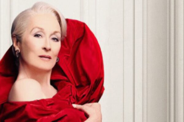 ملصق فيلم ملون يُظهر الممثلة ميريل ستريب (بشعرها الأشقر القصير) وهي تقف بوضعية درامية على درج رخامي أبيض واسع. هي ترتدي فستان حفلات أحمر غني ومنتفخاً جداً.