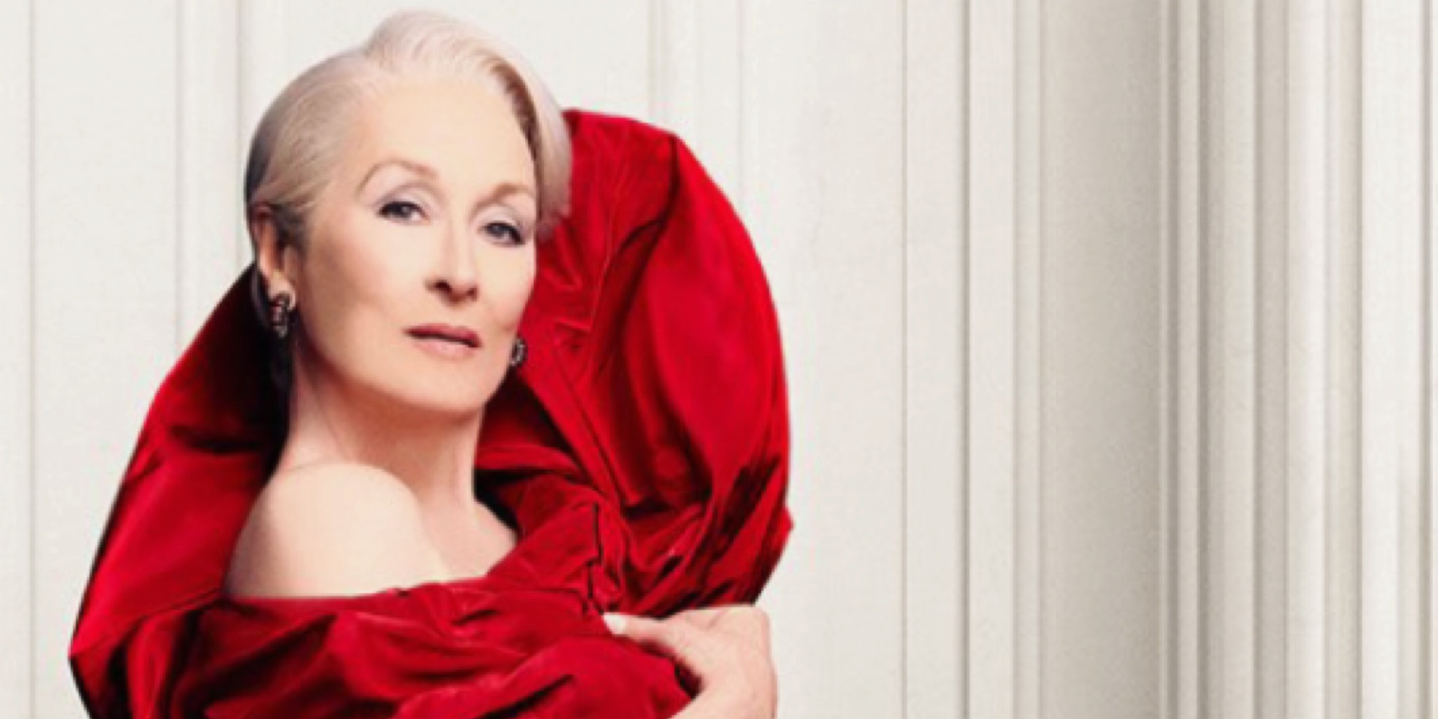 ملصق فيلم ملون يُظهر الممثلة ميريل ستريب (بشعرها الأشقر القصير) وهي تقف بوضعية درامية على درج رخامي أبيض واسع. هي ترتدي فستان حفلات أحمر غني ومنتفخاً جداً.