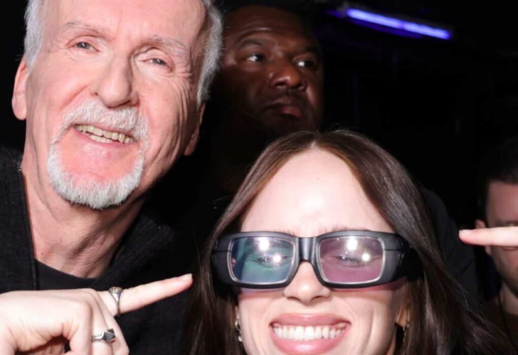 بيلي آيليش وجيمس كاميرون يرتديان نظارات ثلاثية الأبعاد ويبتسمان أثناء إعلان فيلمهما الجديد في CinemaCon 2026.