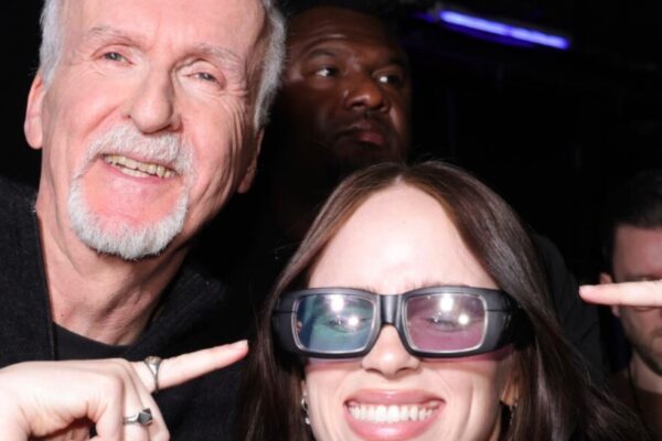 بيلي آيليش وجيمس كاميرون يرتديان نظارات ثلاثية الأبعاد ويبتسمان أثناء إعلان فيلمهما الجديد في CinemaCon 2026.