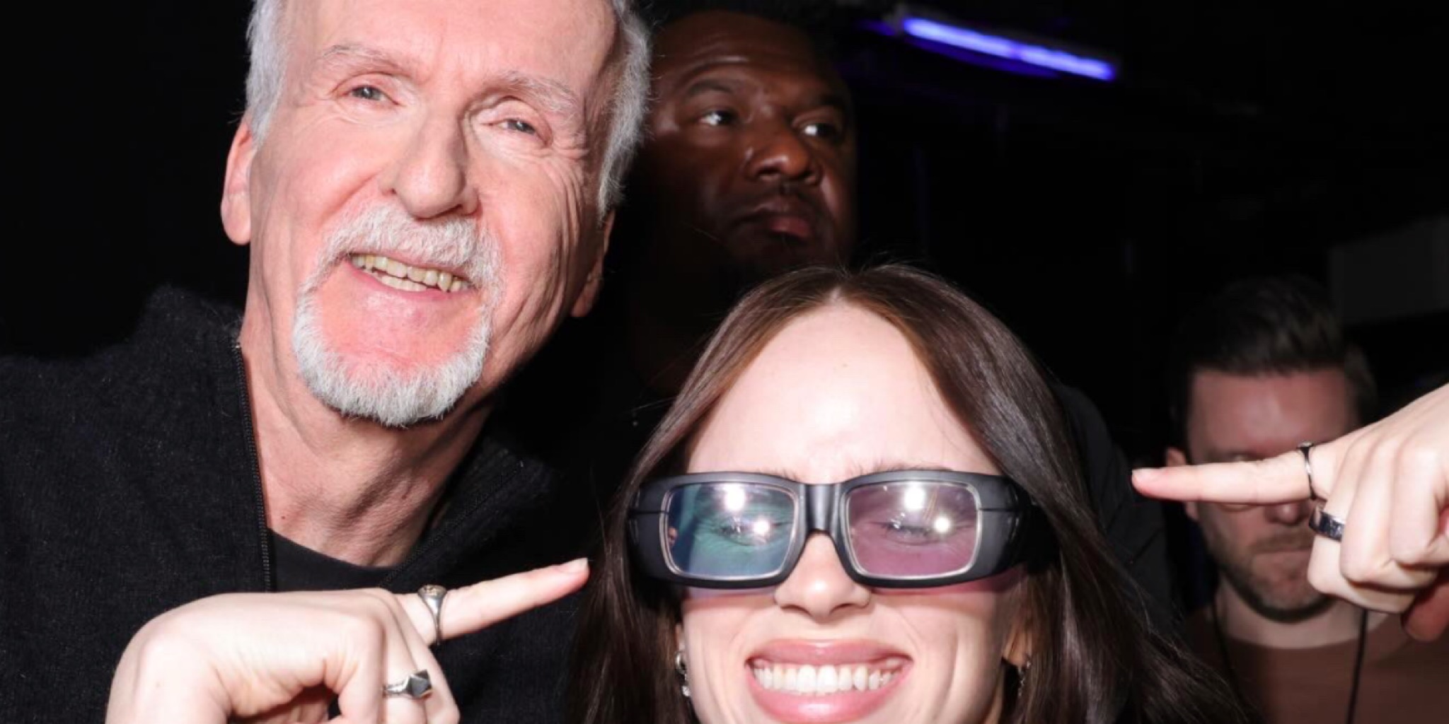 بيلي آيليش وجيمس كاميرون يرتديان نظارات ثلاثية الأبعاد ويبتسمان أثناء إعلان فيلمهما الجديد في CinemaCon 2026.