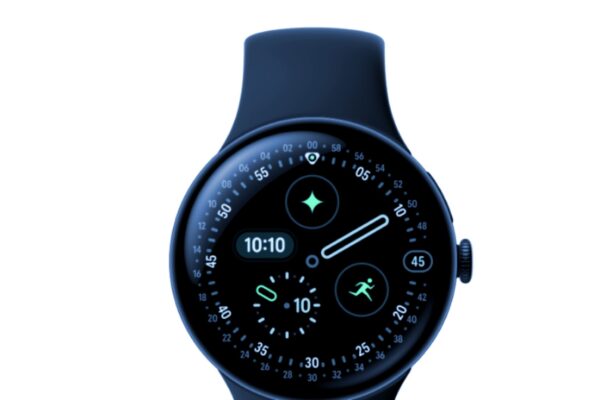 ساعة Google Pixel Watch 4 LTE باللون Obsidian مع شاشة دائرية عالية الدقة وتصميم أنيق.
