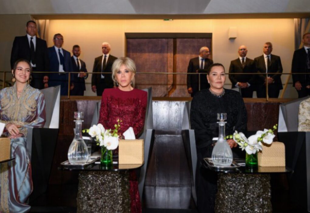 الأميرات للا خديجة، للا مريم، للا حسناء، والسيدة بريجيت ماكرون خلال عرض افتتاح المسرح الملكي الرباط.