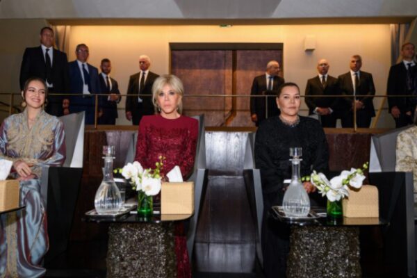 الأميرات للا خديجة، للا مريم، للا حسناء، والسيدة بريجيت ماكرون خلال عرض افتتاح المسرح الملكي الرباط.