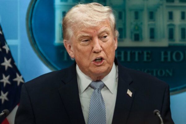 صورة من حساب البيت الأبيض على منصة التواصل الاجتماعي إكس للرئيس الأمريكي دونالد ترامب يتحدث في قاعة المؤتمرات بالبيت الأبيض، حيث يعكس التزامه بـ حماية الذكاء الاصطناعي الأمريكي من التهديدات الخارجية.