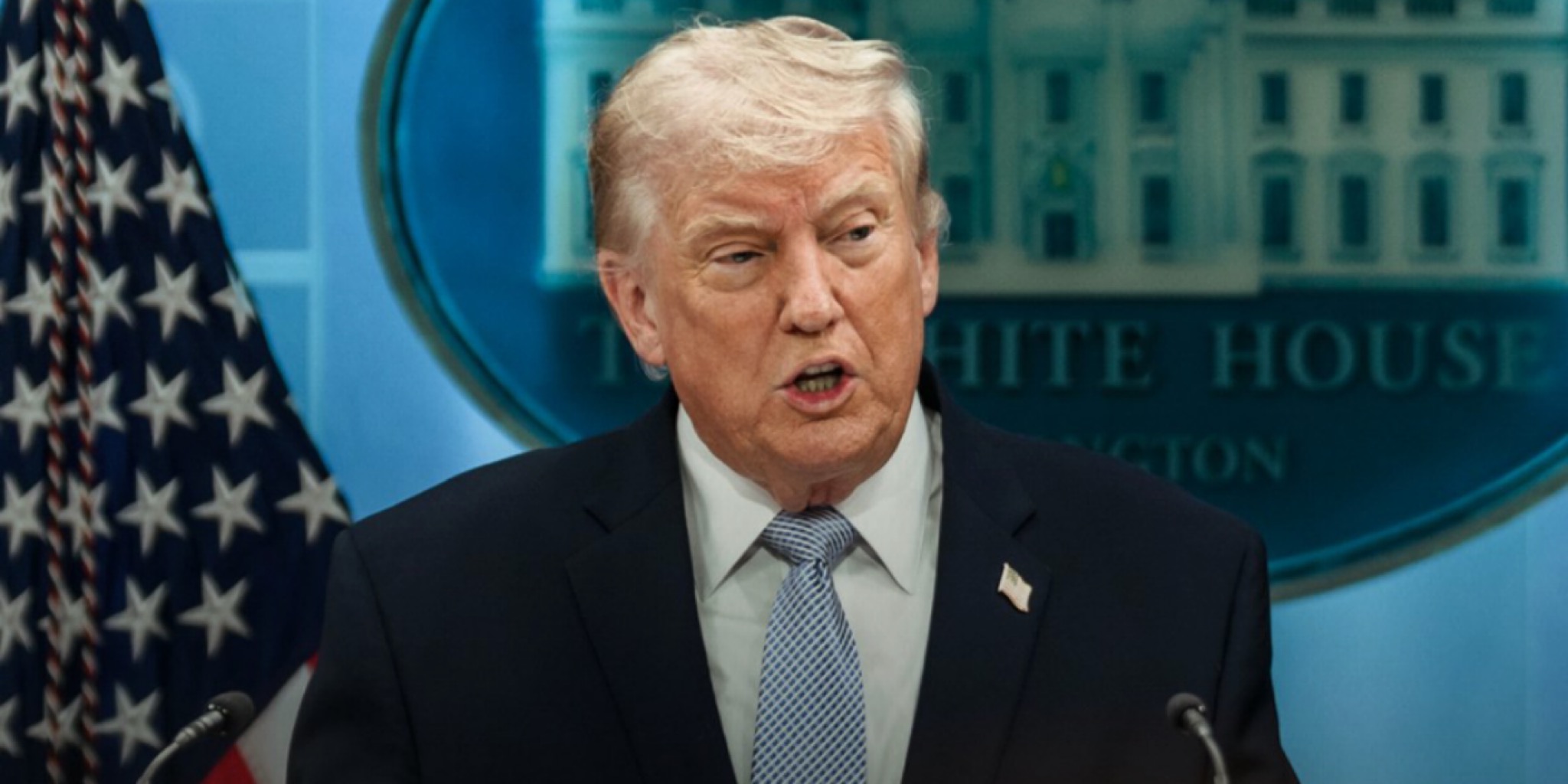 صورة من حساب البيت الأبيض على منصة التواصل الاجتماعي إكس للرئيس الأمريكي دونالد ترامب يتحدث في قاعة المؤتمرات بالبيت الأبيض، حيث يعكس التزامه بـ حماية الذكاء الاصطناعي الأمريكي من التهديدات الخارجية.