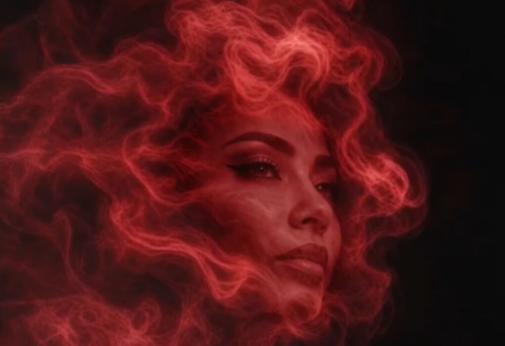 صورة فنية قريبة لوجه الفنانة شيرين عبد الوهاب، محاطة بهالة كثيفة من الدخان الأحمر الناري المتصاعد على خلفية سوداء.