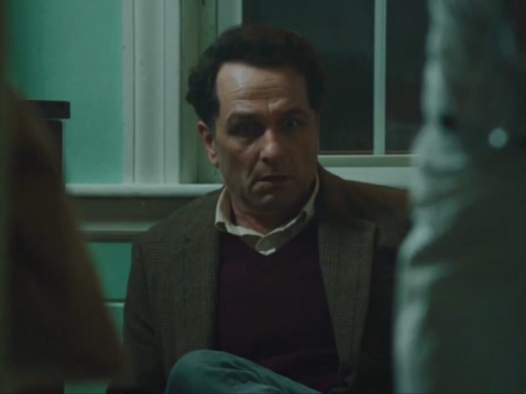 النجم ماثيو ريس في مشهد من مسلسل Widow’s Bay الذي يمزج الكوميديا بالرعب على آبل تي في بلس 2026.