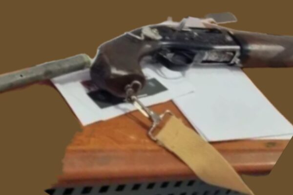 سلاح الشوتغان الذي استخدم في هجوم أثينا المسلح يوم 28 أبريل 2026 على مكاتب حكومية في العاصمة اليونانية.