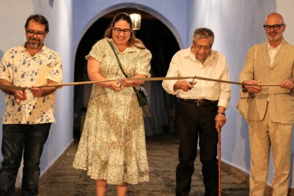 حفل قص الشريط الرسمي لافتتاح معرض نيبانتلا للفنان فيكتور غوتشيز بمشاركة وزيرة الثقافة مونسيرات أورييانا كولميناريس في مركز جاردين بوردا بمدينة كويرنافاكا.