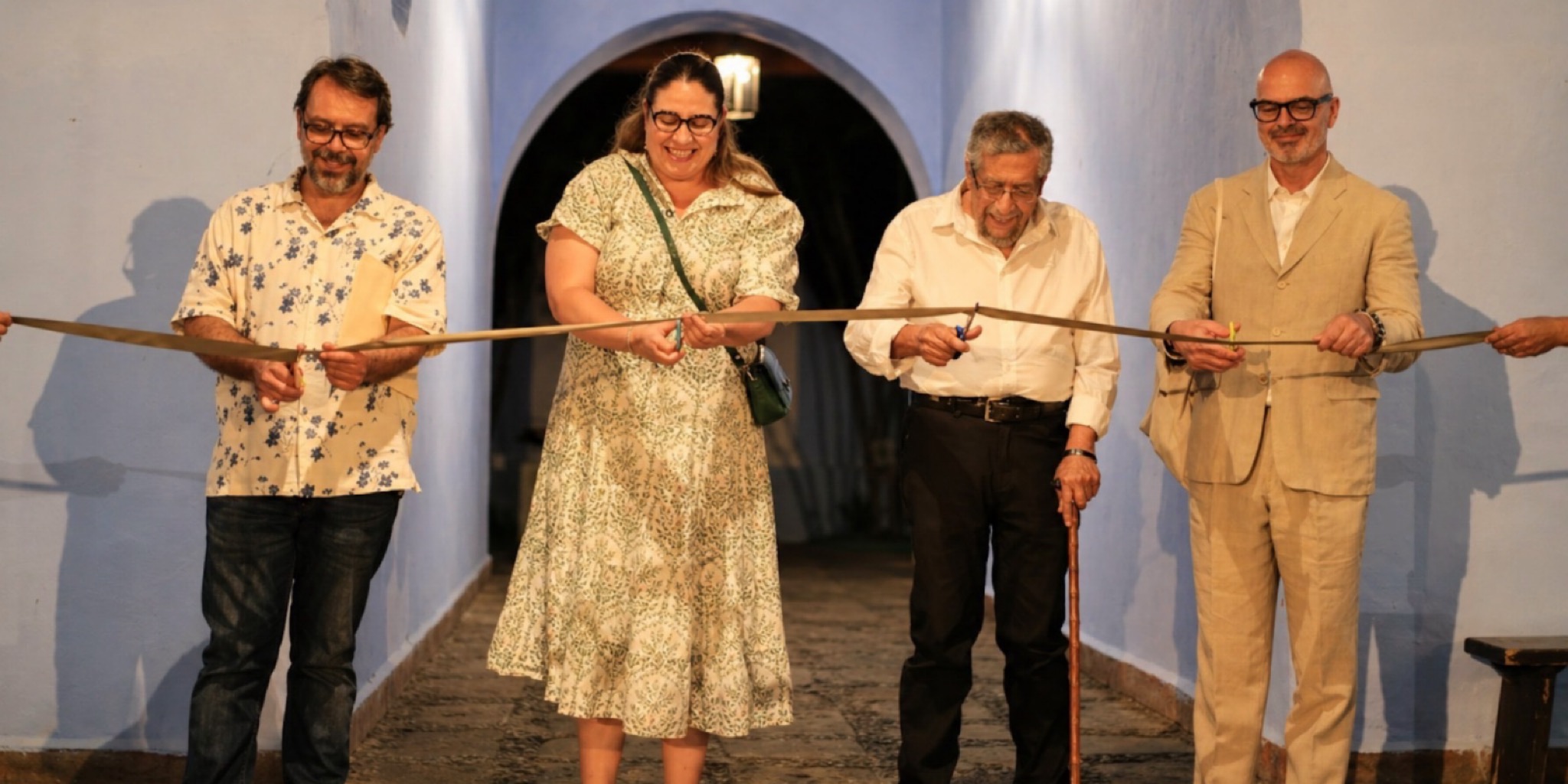 حفل قص الشريط الرسمي لافتتاح معرض نيبانتلا للفنان فيكتور غوتشيز بمشاركة وزيرة الثقافة مونسيرات أورييانا كولميناريس في مركز جاردين بوردا بمدينة كويرنافاكا.