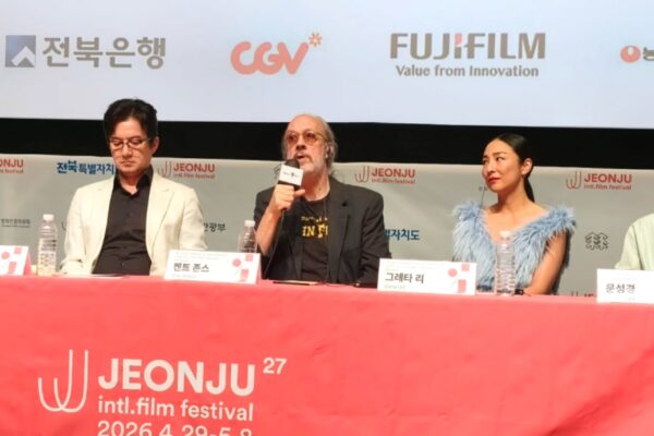 المخرج كينت جونز يتحدث في المؤتمر الصحفي لفيلم شهرة متأخرة وإلى جواره النجمة غريتا لي والمدير المشترك للمهرجان جونغ جونهو والمبرمجة سونغ مون في مهرجان جونجو.