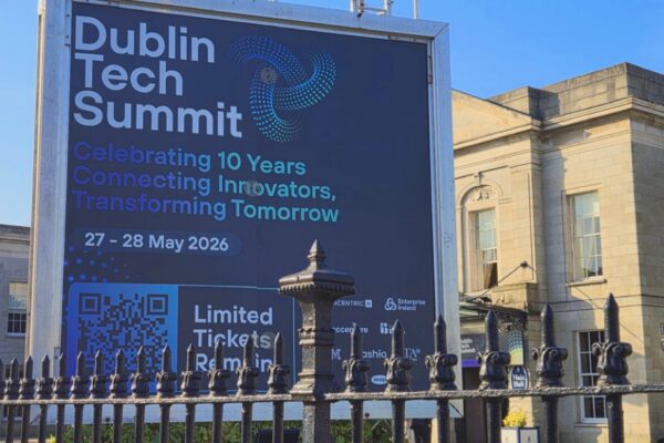 لافتة خارجية لفعاليات قمة دبلن للتكنولوجيا 2026 في أيرلندا، تحمل شعار الاحتفال بمرور 10 سنوات على الحدث، وتوضح تواريخ الانعقاد في 27 و 28 مايو 2026