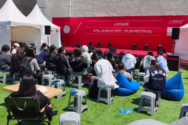جمهور ينتظر بدء الفعاليات المفتوحة أمام مسرح J STAGE ضمن مهرجان جونجو السينمائي.
