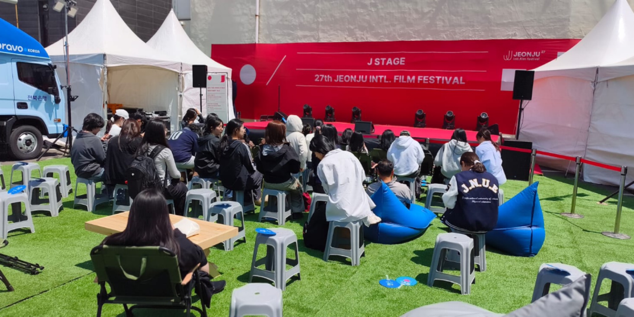 جمهور ينتظر بدء الفعاليات المفتوحة أمام مسرح J STAGE ضمن مهرجان جونجو السينمائي.