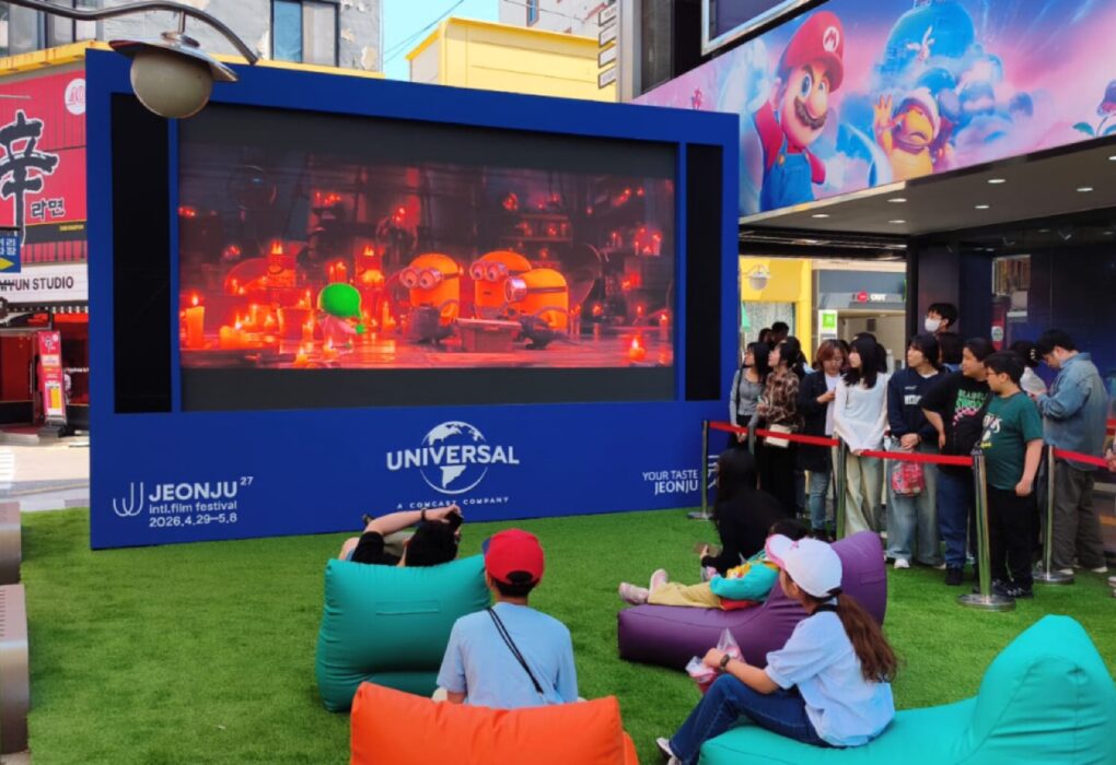 جمهور وعائلات يستمتعون بمتابعة عروض مهرجان جونجو السينمائي في الهواء الطلق عبر شاشة يونيفرسال.