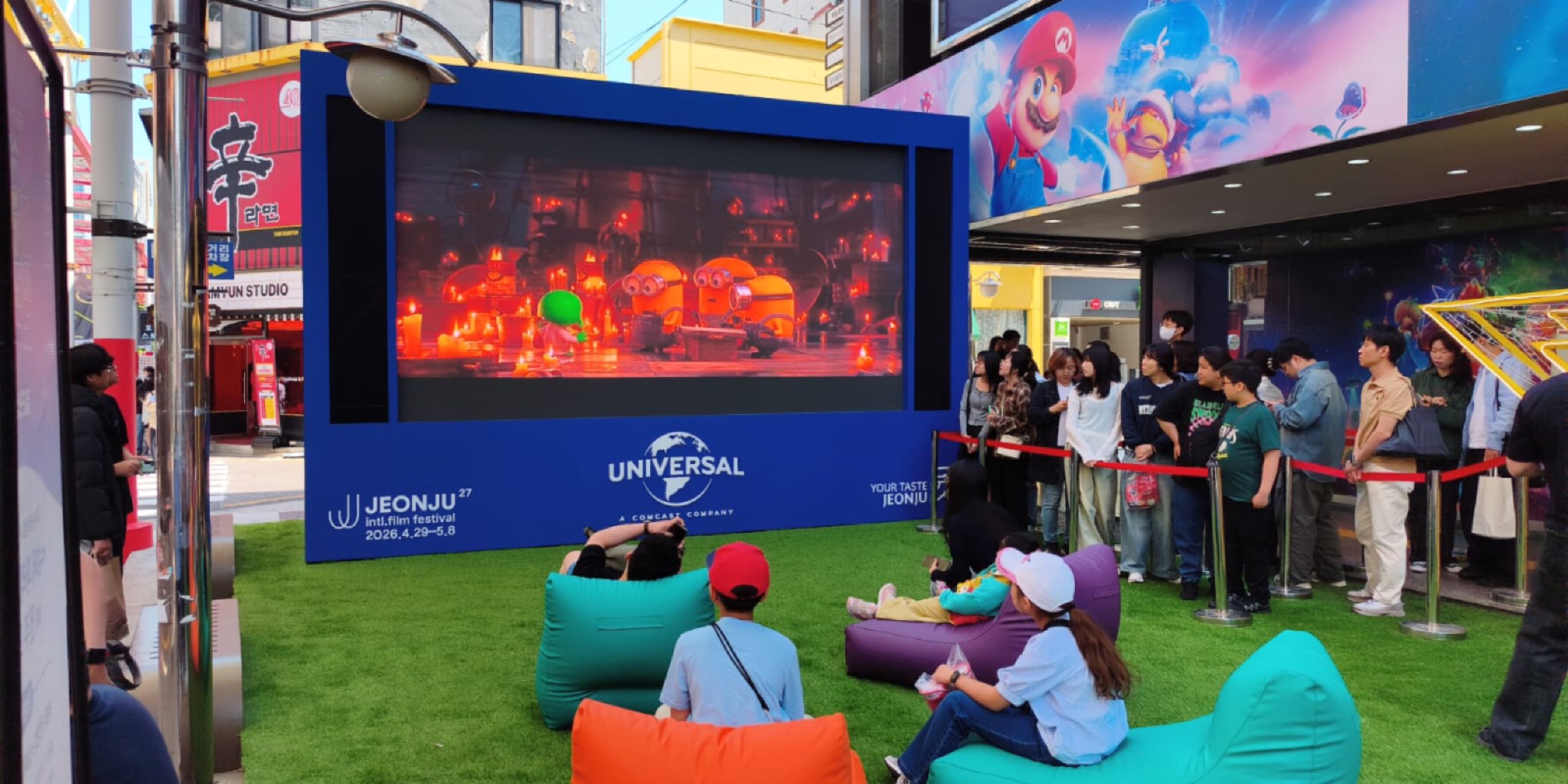جمهور وعائلات يستمتعون بمتابعة عروض مهرجان جونجو السينمائي في الهواء الطلق عبر شاشة يونيفرسال.