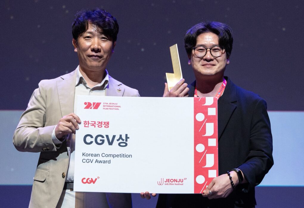 المخرج (GOH Seng-hyeon) يتسلم جائزة (CGV Award) للمسابقة الكورية ضمن حفل جوائز مهرجان جونجو السينمائي الدولي في دورته الـ 27 لعام 2026.