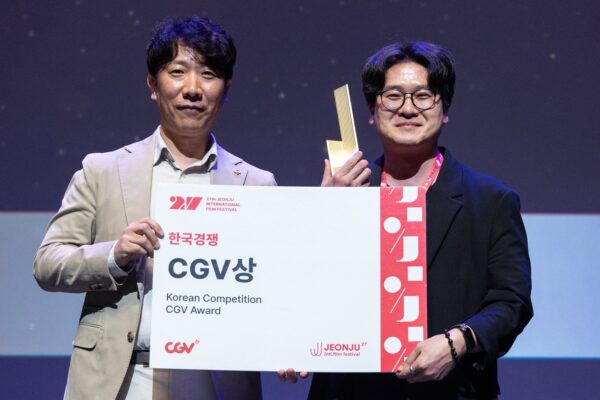 المخرج (GOH Seng-hyeon) يتسلم جائزة (CGV Award) للمسابقة الكورية ضمن حفل جوائز مهرجان جونجو السينمائي الدولي في دورته الـ 27 لعام 2026.