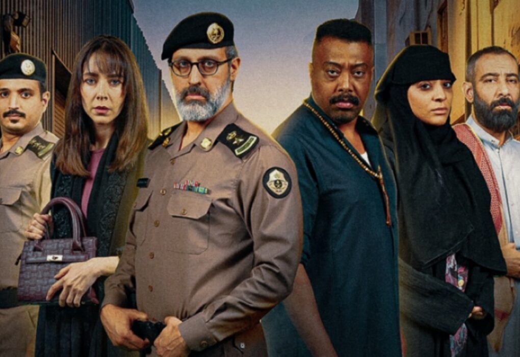 الملصق الدعائي الرسمي لعمل مسلسل حفرة جهنم يظهر فيه الأبطال خالد يسلم وخيرية أبو لبن وفاطمة البنوي بملابس الشرطة والملابس المدنية في أحد أزقة حي الغليل بجدة، مما يعكس أجواء الإثارة والغموض.