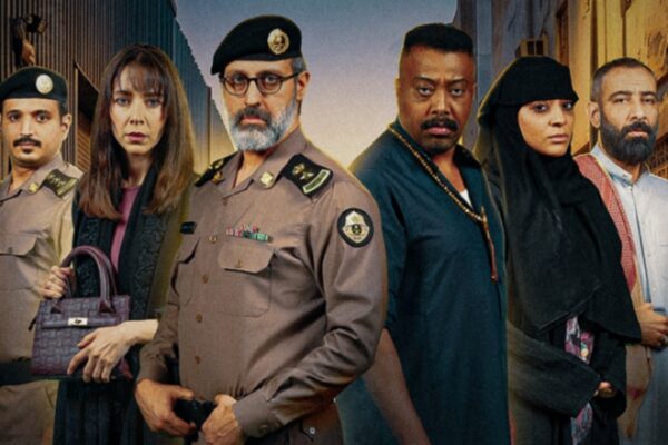 الملصق الدعائي الرسمي لعمل مسلسل حفرة جهنم يظهر فيه الأبطال خالد يسلم وخيرية أبو لبن وفاطمة البنوي بملابس الشرطة والملابس المدنية في أحد أزقة حي الغليل بجدة، مما يعكس أجواء الإثارة والغموض.