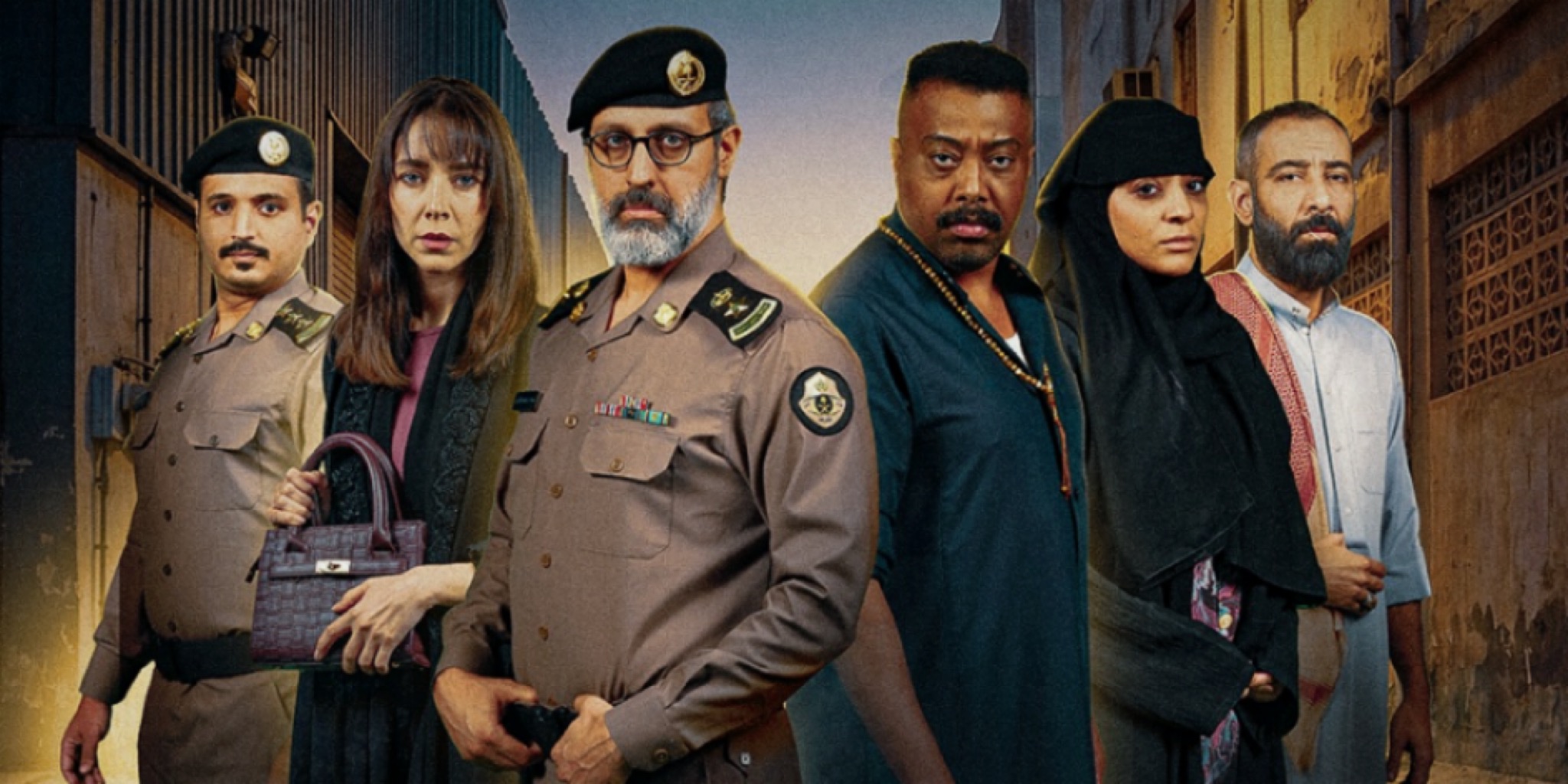 الملصق الدعائي الرسمي لعمل مسلسل حفرة جهنم يظهر فيه الأبطال خالد يسلم وخيرية أبو لبن وفاطمة البنوي بملابس الشرطة والملابس المدنية في أحد أزقة حي الغليل بجدة، مما يعكس أجواء الإثارة والغموض.