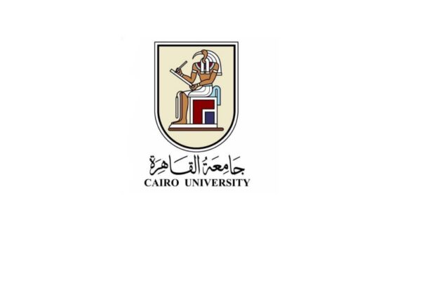 شعار جامعة القاهرة الرسمي يضم رمزا فرعونيا يمسك بأدوات الكتابة وتحته اسم الجامعة باللغتين العربية والإنجليزية