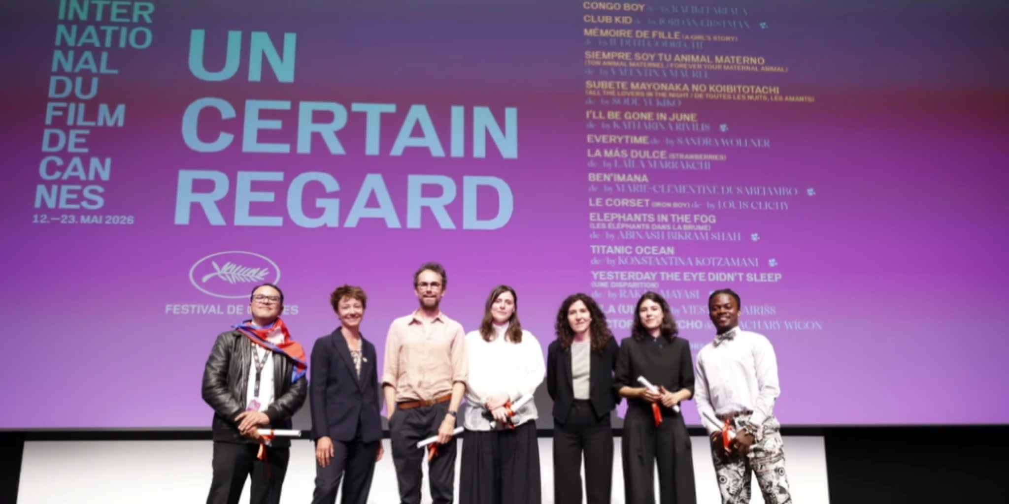 صورة جماعية للفائزين بجوائز مسابقة Un Certain Regard يقفون على خشبة المسرح حاملين شهادات التكريم أمام شاشة بنفسجية عملاقة تعرض أسماء الأفلام المشاركة