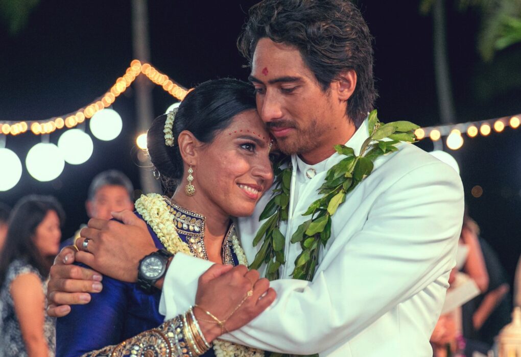 صورة تجمع تولسي غابارد (Tulsi Gabbard) وزوجها أبراهام ويليامز (Abraham Williams) تعكس البعد الإنساني وراء خبر استقالة تولسي غابارد