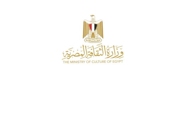 الشعار الرسمي الخاص بوزارة الثقافة المصرية، وتحته اسم الوزارة مكتوب بالخط العربي الذهبي الأنيق، يليه النص الإنجليزي THE MINISTRY OF CULTURE OF EGYPT على خلفية بيضاء.