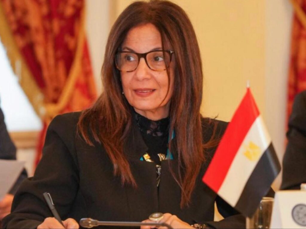 صورة للدكتورة جيهان زكي، وزيرة الثقافة المصرية، تنظر باهتمام أثناء اجتماع لمناقشة الترتيبات، وذلك ضمن جهود التخطيط الخاصة بـ احتفالات وزارة الثقافة المصرية بمناسبة عيد الأضحى المبارك