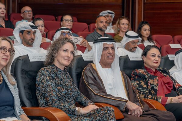 صورة رسمية من حفل افتتاح مهرجان الفيلم الأوروبي 2026 في رأس الخيمة، تظهر فيها سعادة لوسي بيرجر سفيرة الاتحاد الأوروبي لدى الإمارات وعدد من كبار المسؤولين والسفراء خلال العرض الخاص لفيلم “سرقة كارافاجيو” على مسرح غرفة تجارة رأس الخيمة