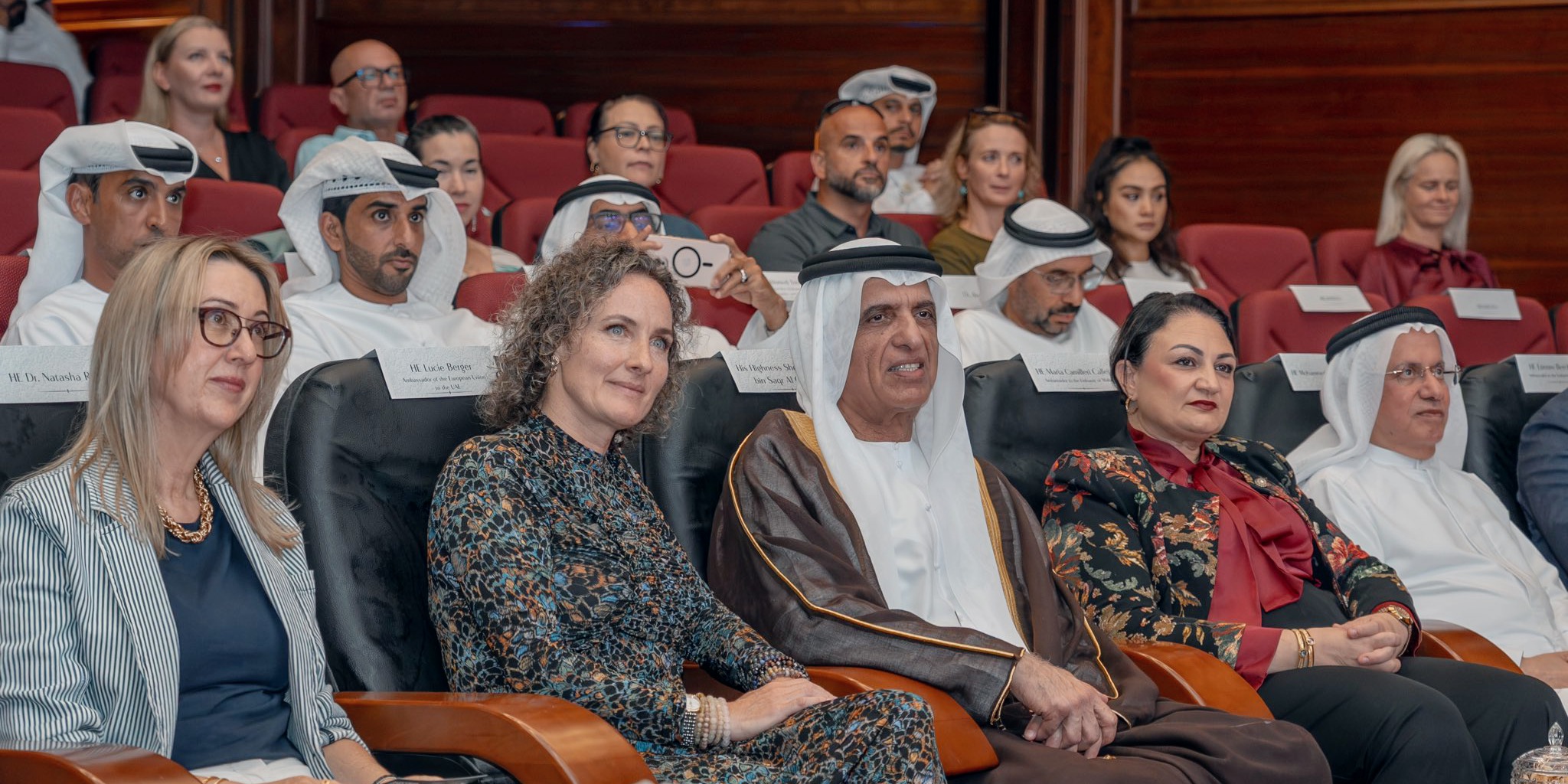 صورة رسمية من حفل افتتاح مهرجان الفيلم الأوروبي 2026 في رأس الخيمة، تظهر فيها سعادة لوسي بيرجر سفيرة الاتحاد الأوروبي لدى الإمارات وعدد من كبار المسؤولين والسفراء خلال العرض الخاص لفيلم “سرقة كارافاجيو” على مسرح غرفة تجارة رأس الخيمة