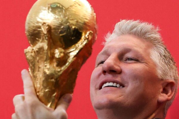 باستيان شفاينشتايغر بطل مونديال 2014 يرفع كأس العالم الذهبية خلال جولتها الترويجية في متحف التاريخ الطبيعي بنيويورك بحضور عمدة المدينة زهران ممداني