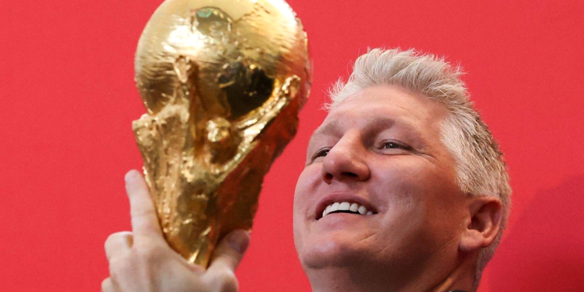 باستيان شفاينشتايغر بطل مونديال 2014 يرفع كأس العالم الذهبية خلال جولتها الترويجية في متحف التاريخ الطبيعي بنيويورك بحضور عمدة المدينة زهران ممداني