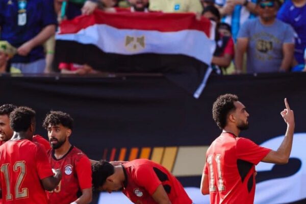 لاعبو منتخب مصر يحتفلون أمام الجماهير التي ترفع العلم المصري في المدرجات خلال أحداث مباراة مصر والبرازيل التحضيرية واحتفالا بهدف اللاعب مصطفى زيكو