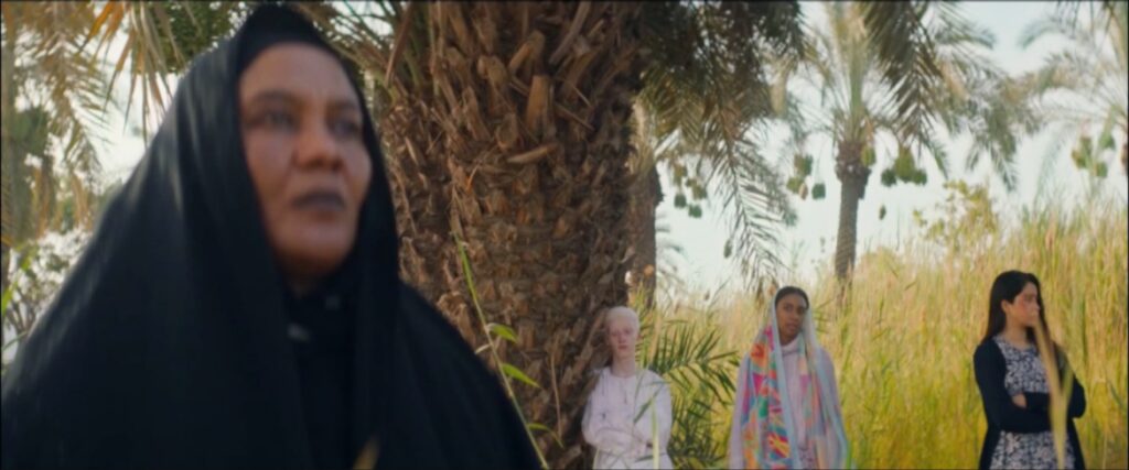 الممثلة إسلام مبارك بملامح قلقة تتصدر كادراً بصرياً وسط الطبيعة وخلفها باقي أبطال القصة السينمائية