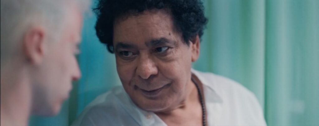 الفنان محمد منير والطفل بدر محمد فى مشهد سينمائي