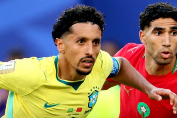 صراع ثنائي قوي بين المدافع البرازيلي ماركينيوس ونجم المنتخب المغربي أشرف حكيمي خلال مباراة الفريقين