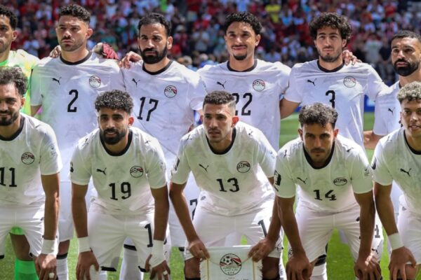 التشكيل الأساسي لمنتخب مصر يصطف لالتقاط الصورة الجماعية قبل انطلاق مباراة مصر وبلجيكا في كأس العالم 2026