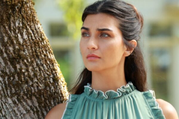 توبا بويوكوستون في دور أدا ضمن أحداث مسلسل Another Self تجسد مشاعر الترقب والمواجهة