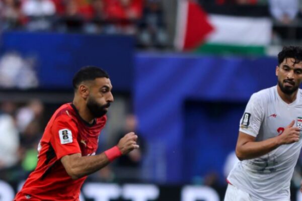 تنافس قوي بين اللاعبين خلال مباراة منتخب مصر وإيران في كأس العالم