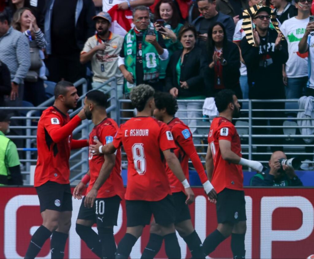 فرحة لاعبي المنتخب المصري أمام الجماهير خلال أحداث مباراة منتخب مصر وإيران