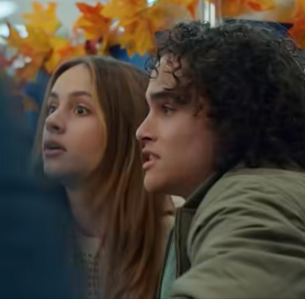 نظرات الصدمة والذهول على وجوه الأبطال ضمن مشهد مشوق من فيلم Thanksgiving