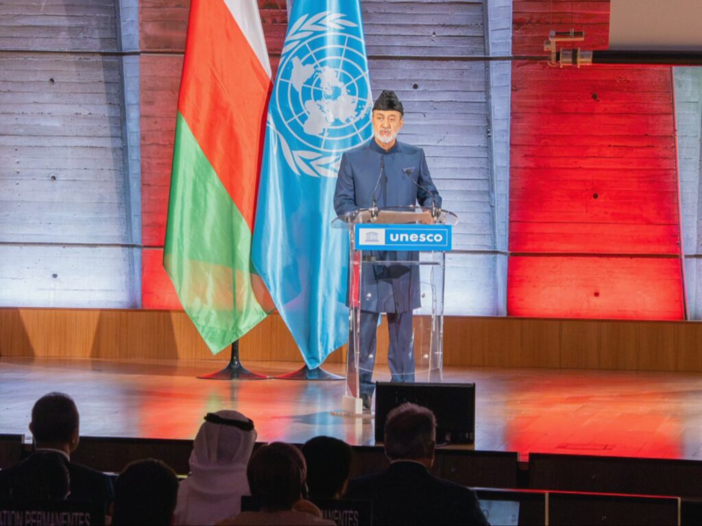 السلطان هيثم بن طارق يلقي كلمته من على منصة منظمة اليونسكو في باريس