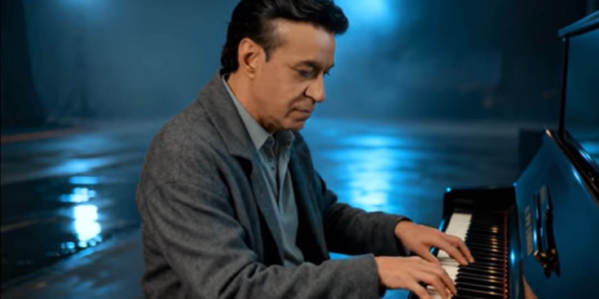 لقطة درامية للنجم حلمي عبد الباقي أثناء عزفه ألحان الشجن والوداع على البيانو، في مشهد سينمائي من كليب أغنية فارقني