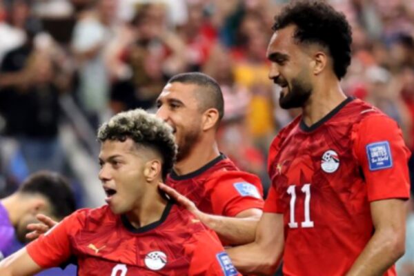 فرحة إمام عاشور وزملائه بتسجيل هدف التقدم خلال مباراة مصر وأستراليا