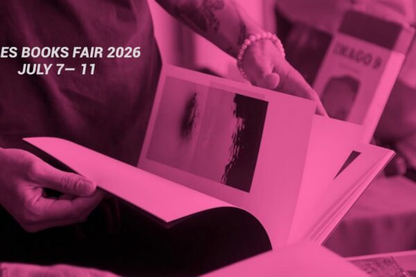 ملصق ترويجي يظهر تصفح أحد كتب التصوير استعداداً لانطلاق معرض Arles Books Fair 2026