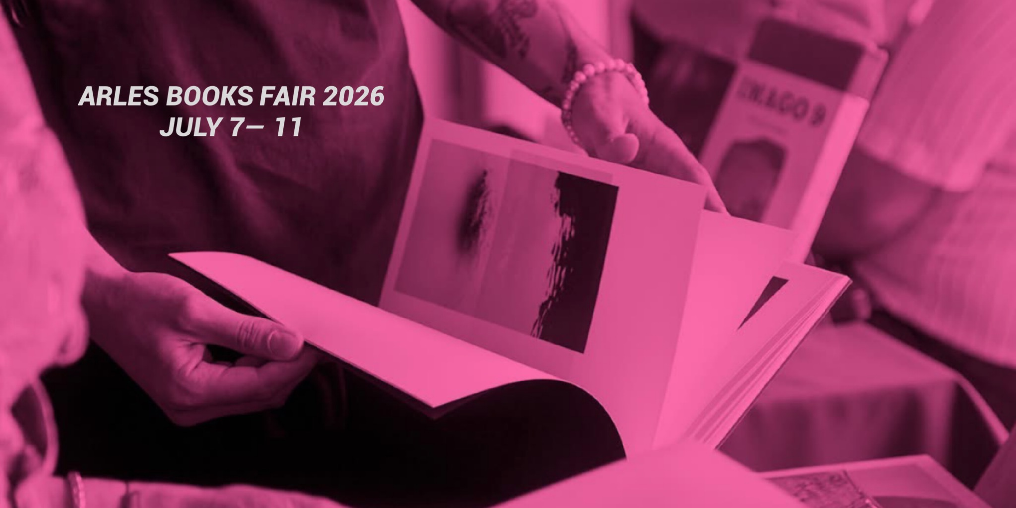 ملصق ترويجي يظهر تصفح أحد كتب التصوير استعداداً لانطلاق معرض Arles Books Fair 2026