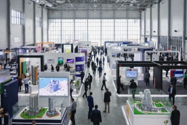 تصميم تخيلي يوضح أجنحة العارضين والمجسمات الهندسية استعداداً لانطلاق معرض التميز في البناء